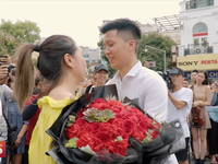 Video: Dân mạng phấn khích với màn tỏ tình hoành tráng ngay trên phố đi bộ Bờ Hồ
