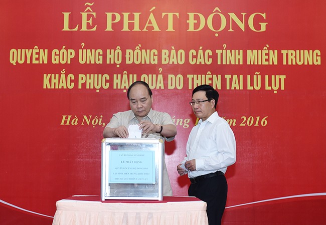 Các lãnh đạo Chính phủ quyên góp ủng hộ đồng bào miền Trung Thủ tướng tham gia buổi quyên góp, ủng hộ đồng bào miền Trung