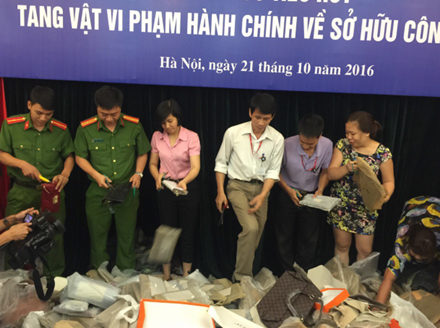 Tiêu hủy 2.349 túi xách, ví da, đồng hồ “nhái” Dior, Hermes, Louis Vuitton Rất nhiều túi xách, ví da, dây lưng,.. của các thương hiệu lớn bị làm nhái.