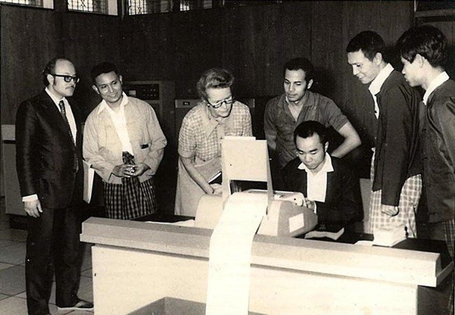 Tổng thống U Htin Kyaw và chiếc máy tính đầu tiên của Myanmar Máy tính trung ương có tên ICL 1902S do Công ty Trách nhiệm hữu hạn Máy tính Quốc tế sản xuất. (Nguồn: Frontier Myanmar)
