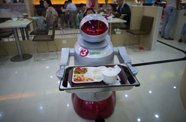 Robot đang dần thay thế con người Nhà hàng It's More Teatime Than Terminator tại Côn Sơn, Trung Quốc có hàng chục robot bé nhỏ dễ thương có thể nấu nướng và phục vụ. (Nguồn: Sputnik)