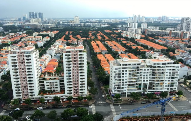 Bàn chuyện đánh thuế người có nhiều nhà Việc đánh thuế người có nhiều nhà sẽ tạo ra nguồn thu để phát triển đô thị và không đẩy giá nhà tăng quá nóng. Trong ảnh: khu nhà ở tại quận 7, TP.HCM - Ảnh: Tự Trung