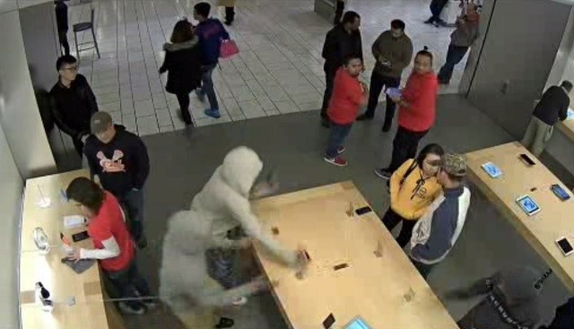 Video: Apple Store ở Mỹ liên tục bị cướp iPhone, iPad Toán cướp mặc áo trùm đầu xông vào Apple Store ở San Francisco, Mỹ. Ảnh: CBS.
