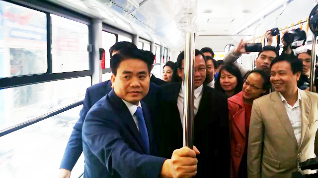 Chủ tịch Hà Nội mong người dân thông cảm về buýt nhanh BRT Chủ tịch UBND TP Hà Nội Nguyễn Đức Chung thị sát buýt nhanh (BRT)
