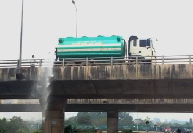 Video: Cận cảnh dùng “vòi rồng” tưới cây trên Đại lộ Thăng Long Cảnh tưới cây trên Đại Lộ Thăng Long