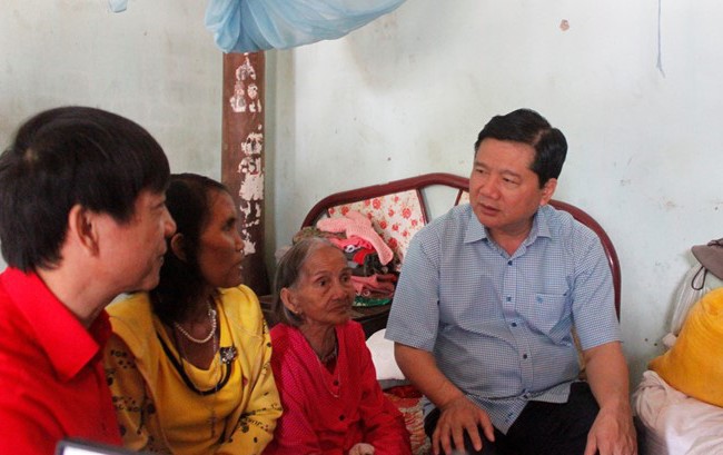 TP.HCM dùng tiền không bắn pháo hoa chi cho dân nghèo đón Tết Bí thư Đinh La Thăng thăm và tặng quà cho gia đình bà Cà Mau Thị Hang. Ảnh Soha.vn
