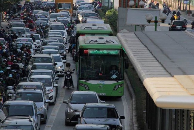 Gắn camera sẵn sàng phạt nguội xe lấn làn buýt BRT Tình trạng lấn làn buýt BRT diễn ra phổ biến.