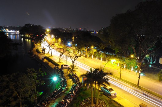 Hà Nội sẽ lắp đặt đèn LED có gắn camera để đảm bảo an ninh Đường Thanh Niên lung linh khi đêm xuống (Ảnh: Báo điện tử Đảng Cộng sản)