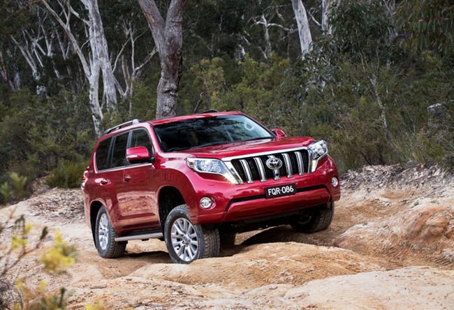 Toyota nâng cấp Land Cruiser Prado cạnh tranh Mitsubishi Pajero Toyota Land Cruiser Prado 2017 được nâng cấp về công nghệ an toàn