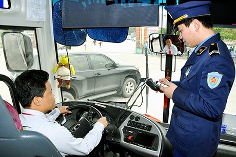 Hà Nội: Thu phù hiệu nhiều xe do không truyền dữ liệu giám sát hành trình Ảnh minh họa.