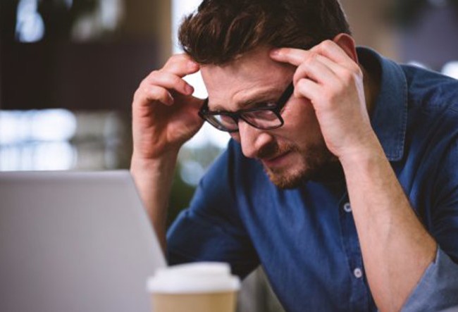 Cách bảo vệ đôi mắt khi thường xuyên làm việc trên máy tính Nhìn liên tục trước màn hình thiết bị điện tử sẽ khiến mắt bạn mệt mỏi và ảnh hưởng đến sức khỏe