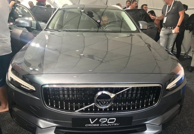 Tài xế xe hơi ra lệnh, Google Assistant phục vụ Chiếc Volvo V90 là một trong những mẫu xe hơi đầu tiên được tích hợp Android trực tiếp - Ảnh: Steve Kovach/Business Insider