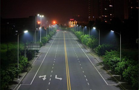 Hà Nội đầu tư 10 tỷ đồng để chiếu sáng 6,6km đê Vân Cốc Đèn LED sẽ được lắp đặt trên tuyến đê Vân Cốc. (Ảnh minh họa, nguồn KTĐT)