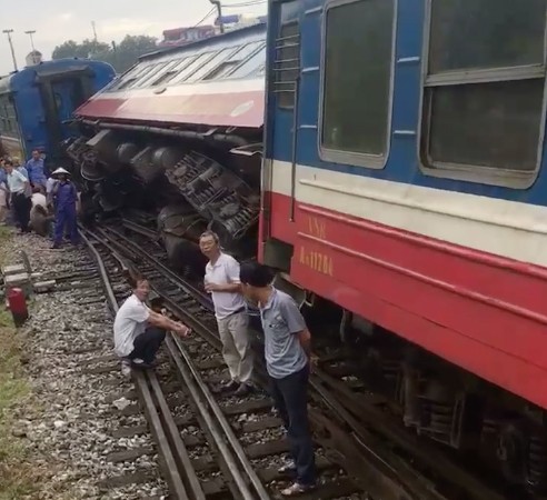 Đoàn tàu Lào Cai – Hà Nội bị trật bánh, không có thiệt hại về người Hiện trường sự cố xảy ra (Ảnh Tiền Phong).