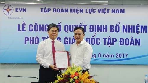 EVN có thêm Phó Tổng Giám đốc mới Chủ tịch HĐTV EVN Dương Quang Thành trao Quyết định bổ nhiệm Phó Tổng giám đốc EVN cho ông Võ Quang Lâm (bên trái) - Ảnh: evn.com.vn