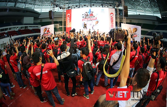 Gần 2.000 người tham gia Canon Marathon lần đầu tiên tại Đà Nẵng Sáng 22/10, Cuộc thi Canon Marathon lần đầu tiên được tổ chức ở Đà Nẵng chính thức diễn ra tại Cung thể thao Tiên Sơn với sự tham dự của gần 2.000 người.