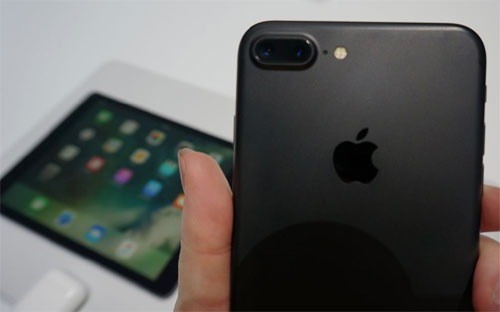 Apple bán hơn 45 triệu chiếc iPhone trong một quý Dù trong những năm gần đây, Apple đã tung ra nhiều sản phẩm mới, tuy nhiên iPhone vẫn góp phần cực kỳ quan trọng trong doanh thu và lợi nhuận của hãng