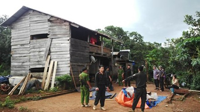 Vụ nổ súng chết 3 người ở Đắk Nông: Thêm hai anh em ruột ra đầu thú Lực lượng công an khám nghiệm hiện trường tại nhà bị can Đặng Văn Hiến.