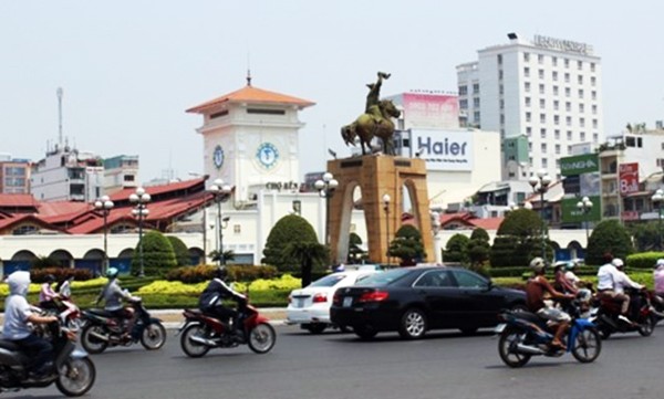 TP.HCM sẽ có Quảng trường hiện đại trước chợ Bến Thành Kể từ ngày 18/2, vòng xoay Quách Thị Trang trước chợ Bến Thành sẽ được di dời để xây dựng Nhfa ga metro và bên trên được xây dựng Quảng trường hiện đại tại đây.