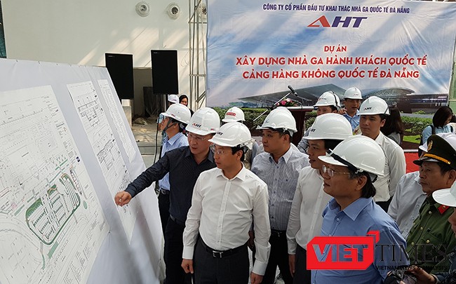 Bí thư Đà Nẵng: Tư nhân làm tốt thì ưu tiên kêu gọi họ làm! Bí thư Thành ủy Đà Nẵng Nguyễn Xuân Anh tại chuyến thăm, kiểm tra tiến độ Công trình xây dựng Nhà ga quốc tế Cảng Hàng không Sân bay Đà Nẵng diễn ra sáng 13/3.