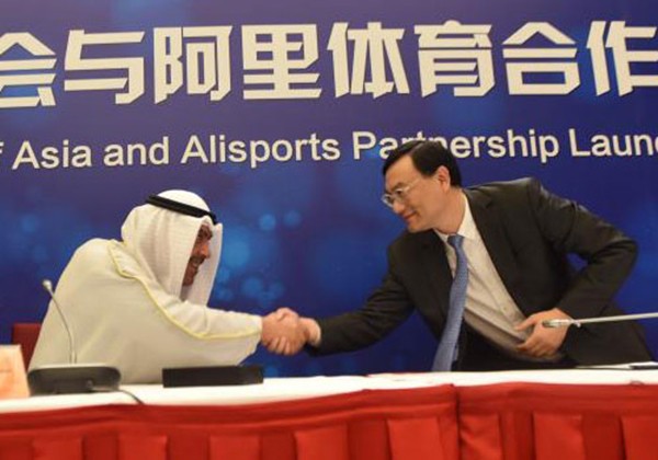 Game thành môn thi đấu tại Đại hội thể thao châu Á CEO của AliSports (công ty con của Alibaba), Zhang Dazhong bắt tay Chủ tịch Hội đồng Olympic châu Á Ahmad Fahad Al-Sabah trong buổi lễ ra mắt ngày 17/4.
