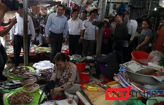 Đà Nẵng: Chủ tịch TP xuống chợ nghe tiểu thương ý kiến! Sau khi nhận đơn của tiểu thương tại một số chợ trên địa bàn quận Sơn Trà, Chủ tịch UBND TP Đà Nẵng Huỳnh Đức Thơ đã xuống tận từng quầy sạp để lắng nghe ý kiến.