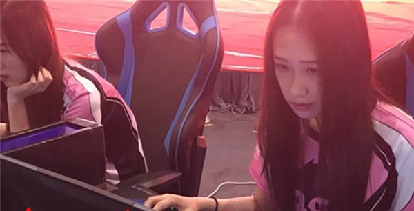 Những cô gái kiếm sống nhờ chơi game 12 tiếng mỗi ngày Những cô gái theo nghiệp chơi game thường phải làm việc 12 tiếng mỗi ngày. Ảnh: yangtse.com