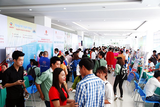 Đà Nẵng: Hơn 2.000 cơ hội việc làm ở trong và ngoài nước cho tân cử nhân VietTimes -- Sáng 30/6, tại ĐH Đông Á (Đà Nẵng), hơn 30 doanh nghiệp tại Đà Nẵng đã tham dự Ngày hội việc làm và đưa ra hơn 2.000 cơ hội tuyển dụng dành cho sinh viên mới ra trường tại địa phương.
