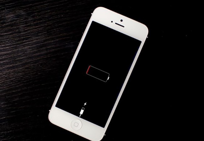 3 cách khắc phục lỗi iPhone bị sập nguồn khi còn pin Xài pin cho đến khi còn 0% và sạc đầy lại 100% là cách khắc phục lỗi iPhone bị sập nguồn khi còn pin