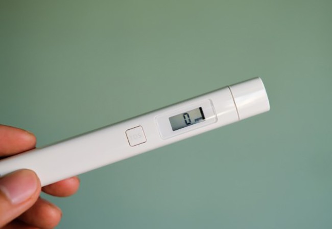 Cách kiểm tra chất lượng nước uống trong nháy mắt Bút thử nước Xiaomi cho phép người dùng có thể tự kiểm tra chất lượng nước uống hàng ngày hoặc nước nấu ăn… chỉ với vài thao tác đơn giản.
