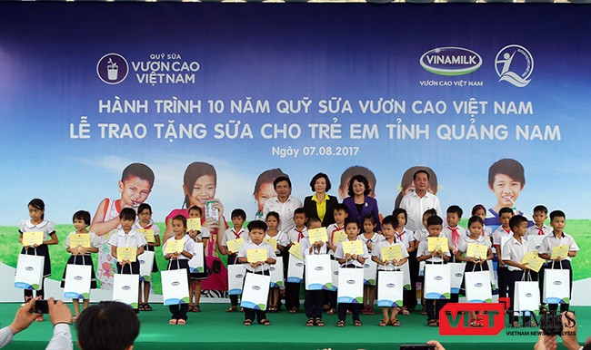 Quỹ Sữa vươn cao Việt Nam trao 46.500 ly sữa cho trẻ em Quảng Nam Phó Chủ tịch nước Đặng Thị Ngọc Thịnh trao sữa cho trẻ em Quảng Nam