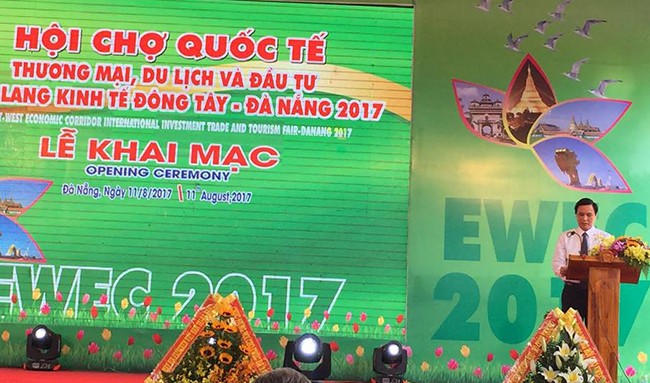 Đà Nẵng: Gần 350 gian hàng tham dự Hội chợ quốc tế hành lang kinh tế Đông Tây Sáng 11/8, tại Đà Nẵng, Hội chợ quốc tế thương mại, du lịch và đầu tư hành lang kinh tế Đông Tây – Đà Nẵng 2017 nhân kỷ niệm 50 năm thành lập khối ASEAN đã chính thức khai mạc.