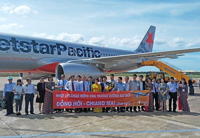 Quảng Bình mở đường bay quốc tế đầu tiên đến Chiang Mai (Thái Lan) Chiều 11/8, gần 350 hành khách của Hãng hàng không Jetstar Pacific đã trở thành những người khai trương đường bay trực tiếp Quảng Bình và Chiang Mai (Thái Lan). (ảnh:Jetstar Pacific)