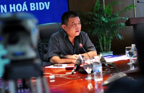 Chủ tịch BIDV: Ngân sách cố đòi cổ tức là vắt chanh kiệt vỏ Ông Trần Bắc Hà cho rằng ngân sách nên nuôi dưỡng nguồn thu và tạo điều kiện cho các ngân hàng nâng cao năng lực tài chính