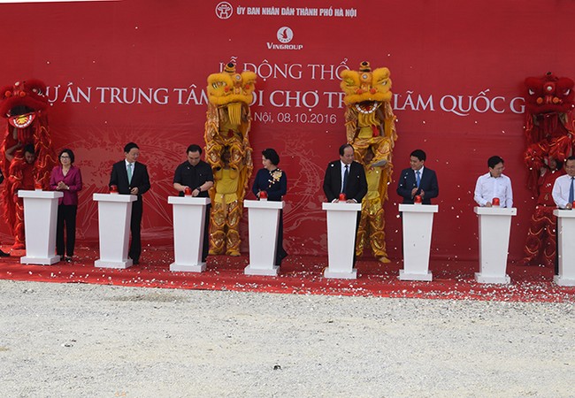 Động thổ dự án Trung tâm Hội chợ triển lãm Quốc gia quy mô lớn nhất châu Á Dự án có diện tích quy hoạch trên 90ha với hơn 550.000m2 xây dựng trên địa bàn 3 xã Cổ Loa, Mai Lâm, Đông Hội thuộc huyện Đông Anh