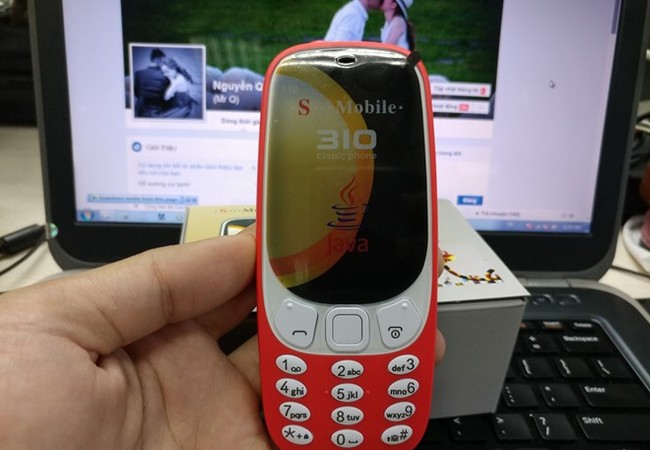 Nokia 3310 chưa lên kệ đã có hàng nhái tại Việt Nam Mẫu di động bị cho là "nhái" kiểu dáng của Nokia 3310. Ảnh: Nguyễn Quân.