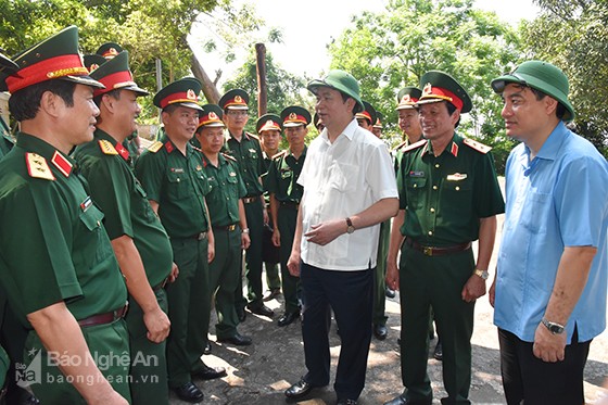 Chủ tịch nước Trần Đại Quang thăm cán bộ, chiến sĩ Đảo Ngư Chủ tịch nước Trần Đại Quang nói chuyện với cán bộ, chiến sĩ đóng quân trên Đảo Ngư.