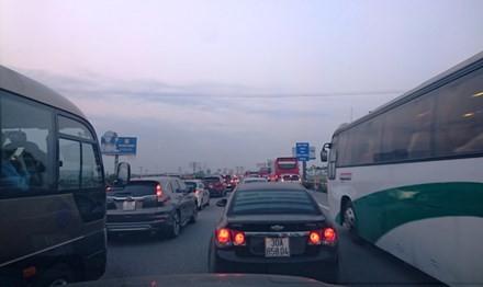 Chủ đầu tư BOT lên tiếng về nghi vấn dàn dựng “tắc đường từ xa” Ùn tắc trên Cao tốc Pháp Vân – Cầu Giẽ đã xảy ra từ chiều 1/5. Ảnh: Lê Hữu Việt
