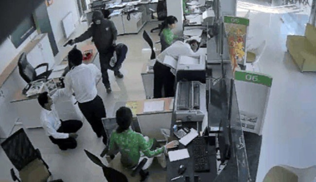 Toàn bộ diễn biến vụ cướp ngân hàng Vietcombank Trà Vinh Ảnh trích xuất từ camera giám sát của ngân hàng