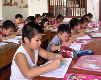 Cảm phục người thầy “chở chữ” trên đôi chân tật nguyền Lớp học tiếng Anh của thầy giáo Minh
