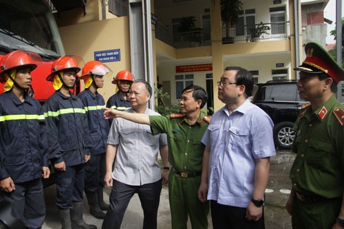 Sẽ cắt điện, nước các chung cư vi phạm quy định phòng cháy Bí thư Thành uỷ Hà Nội Hoàng Trung Hải (thứ 2 từ phải qua) tới thăm lực lượng cảnh sát PCCC. Ảnh: Võ Hải.