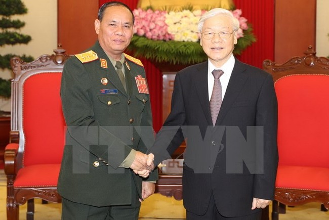 Tổng Bí thư tiếp đoàn đại biểu Quân đội Nhân dân Lào Tổng Bí thư Nguyễn Phú Trọng, Bí thư Quân ủy Trung ương tiếp Trung tướng Vilay Lakhamphong, Bí thư Trung ương Đảng, Chủ nhiệm Tổng cục Chính trị Quân đội Nhân dân Lào. Ảnh: TTXVN
