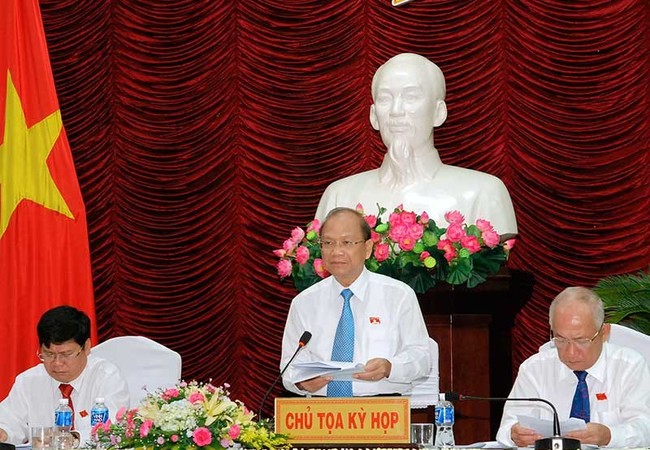 Vụ nhận chìm: Bình Thuận mở hướng cứu Hòn Cau và ngư dân Bí thư Tỉnh ủy Bình Thuận Nguyễn Mạnh Hùng (giữa) cho hay tỉnh này đã đề xuất nhiều phương án xử lý chất nạo vét thay vì nhận chìm xuống biển. Ảnh: PHƯƠNG NAM