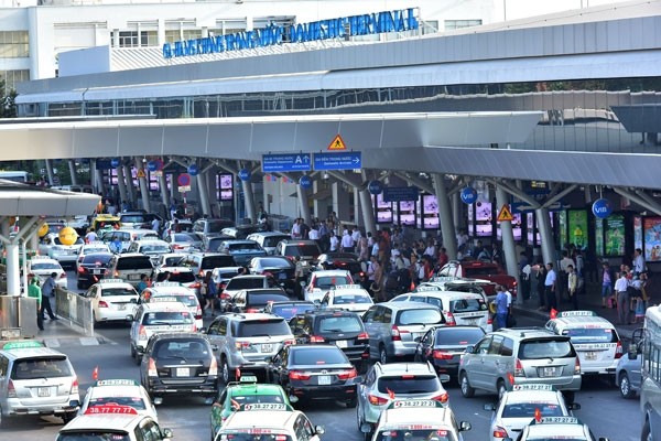 Chính phủ yêu cầu sớm triển khai mở rộng sân bay Tân Sơn Nhất Khu vực sân bay Tân Sơn Nhất luôn quá tải do lưu lượng xe ra vào rất lớn - Ảnh: Báo Giao thông