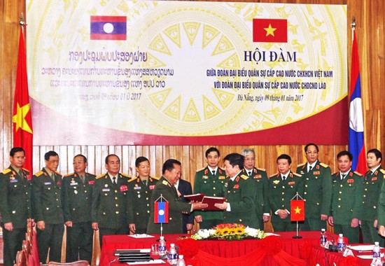 Bộ trưởng Quốc phòng Lào và Campuchia cùng lúc thăm Việt Nam Đại tướng Ngô Xuân Lịch, Bộ trưởng Bộ Quốc phòng Việt Nam và Thượng tướng Chansamone Channhalat, Bộ trưởng Bộ Quốc phòng Lào ký Kế hoạch hợp tác năm 2017.