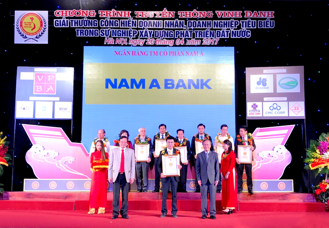 Nam A Bank vinh dự đạt nhiều giải thưởng trước thềm kỷ niệm 25 năm thành lập Đại diện Nam A Bank nhận giải thưởng cống hiến “Doanh nghiệp tiêu biểu trong sự nghiệp xây dựng và phát triển đất nước 2017”.