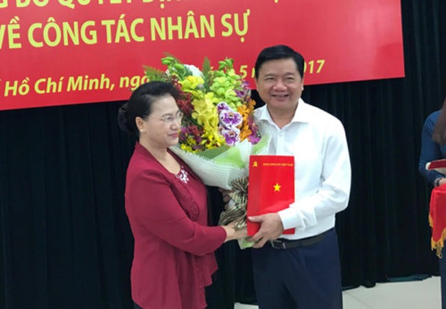 Ông Đinh La Thăng phát biểu khi nhận nhiệm vụ mới (video) Chủ tịch Quốc hội Nguyễn Thị Kim Ngân đã trao quyết định cho ông Đinh La Thăng. Ảnh: Thanh Niên