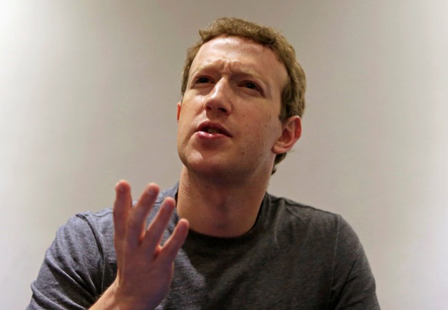 Facebook bị cáo buộc về các nội dung thù địch, giả mạo CEO của Facebook, ông Mark Zuckerburg, trong cuộc trả lời phỏng vấn Reuters tại Đại học Bogota - Ảnh: Reuters