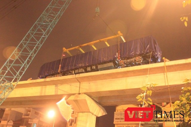 Hà Nội xin vay 53.000 tỷ đồng làm đường sắt đô thị Cẩu lắp thành công toa tàu đường sắt trên cao tuyến Cát Linh - Hà Đông (Ảnh: Quang Minh)