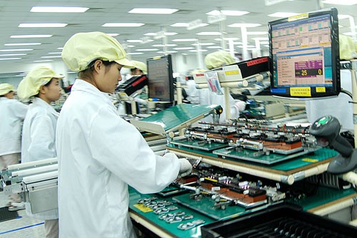 Việt Nam sẽ trở thành trung tâm sản xuất điện thoại di động lớn nhất thế giới Hoạt động sản xuất trong nhà máy Samsung tại Bắc Ninh. Ảnh: Internet